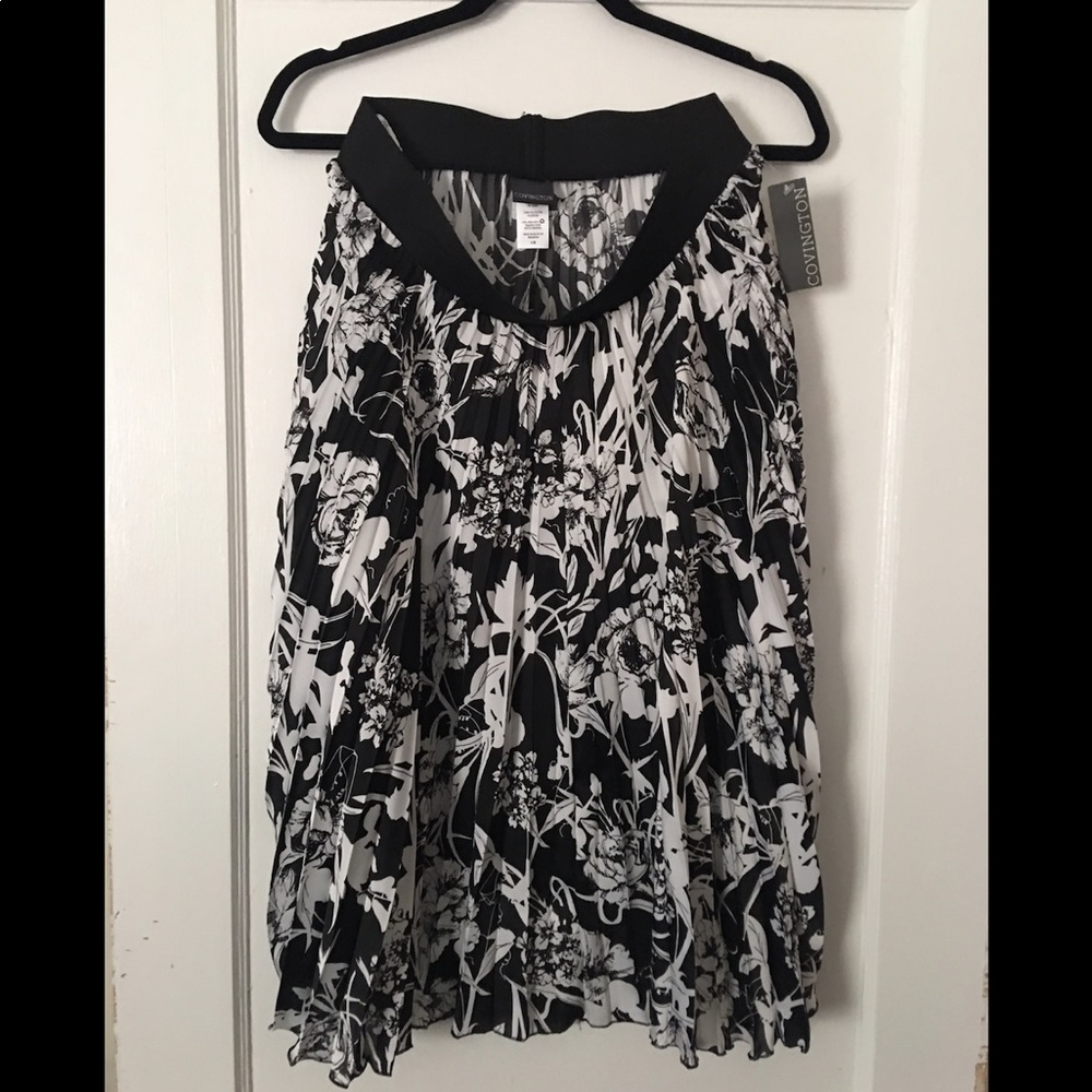 Brand new! Pleated flowy skirt